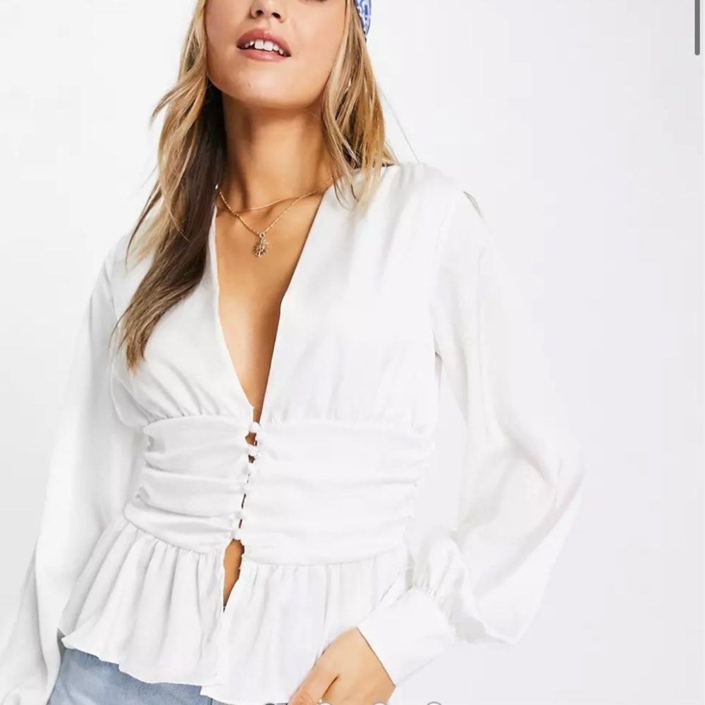 nwt ASOS Plunge Front Button Detail Top with Peplum Hem in Ivory size US 2 Small
